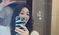 李小冉跑调被嘲后素颜照流出！50岁真实状态打脸假唱明星
